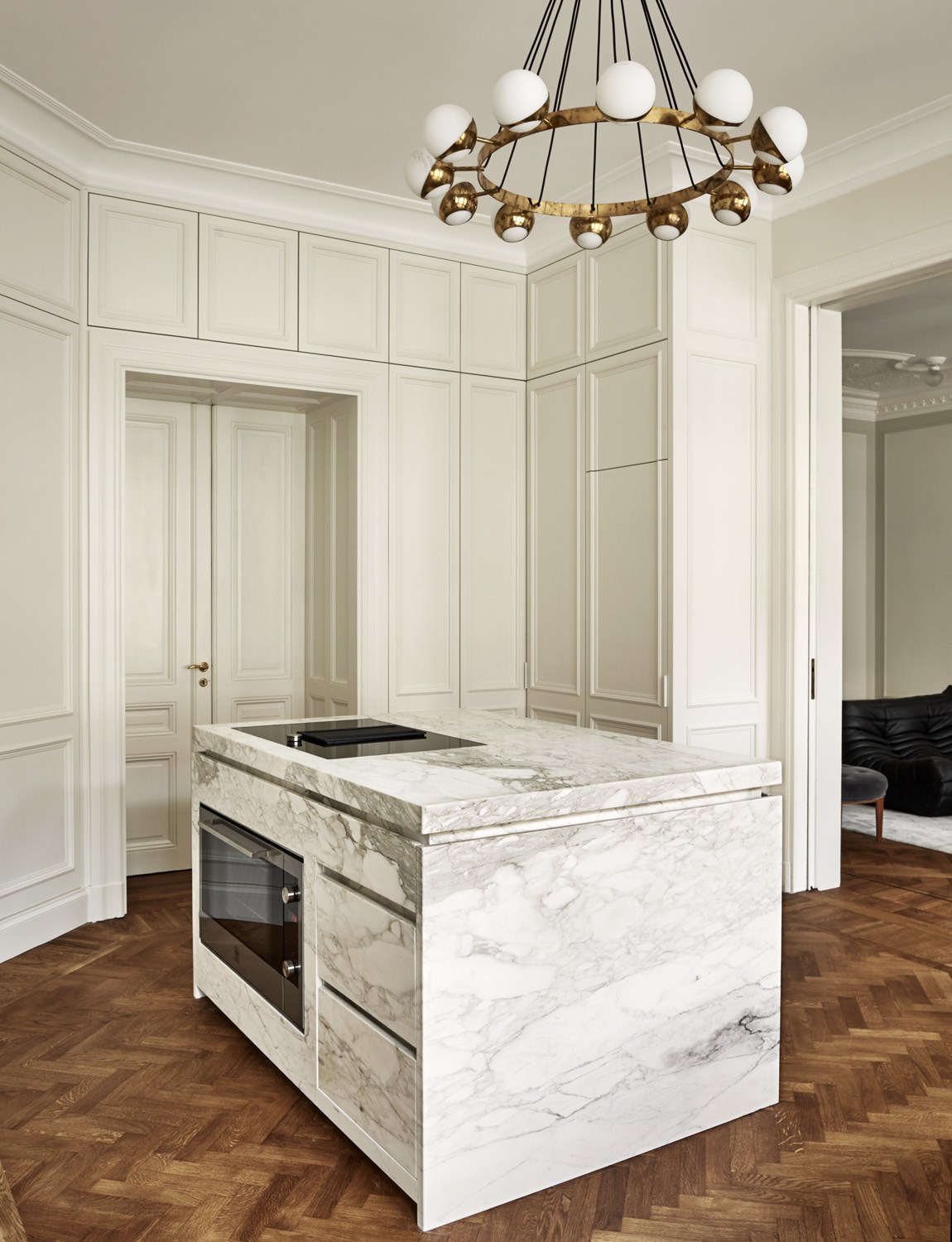 Dreamy Neutral Apartment_Joanna_Laven Marble Kitchen High Ceilings